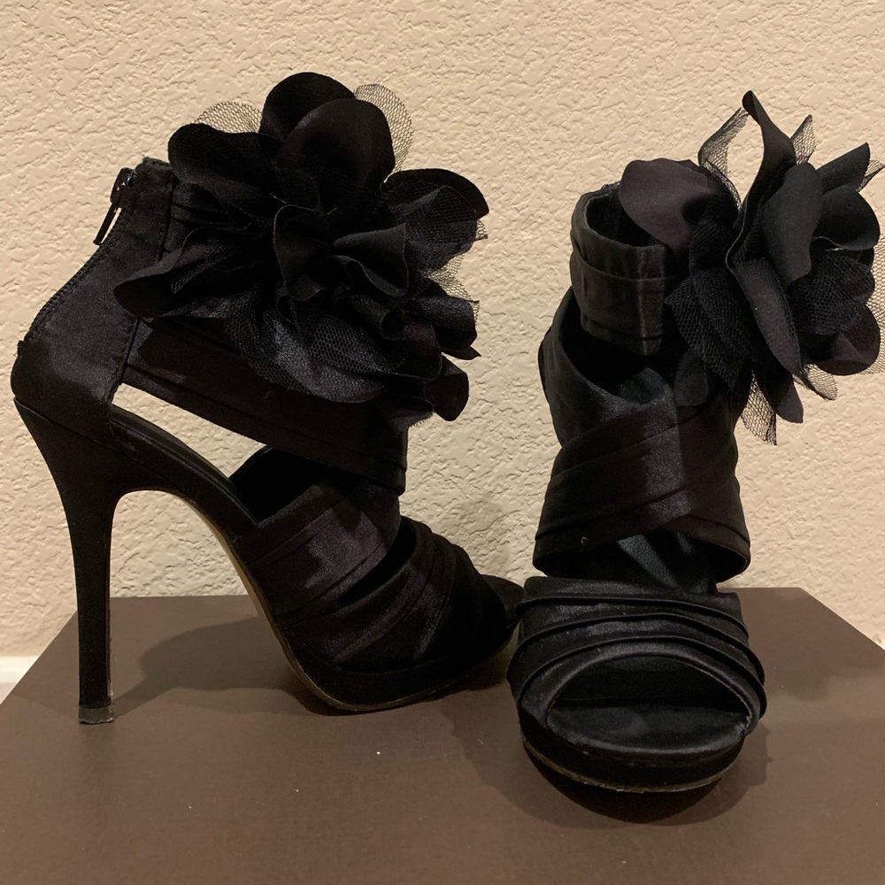 Side Flower Decor Heels - Picture 2 of 8
